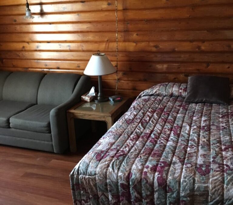 Queen with Pullout Couch  Cabin Style (Room #26)
