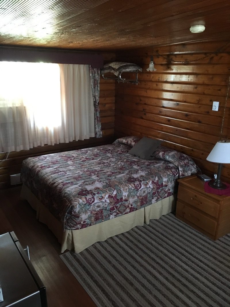 queen room cabin style