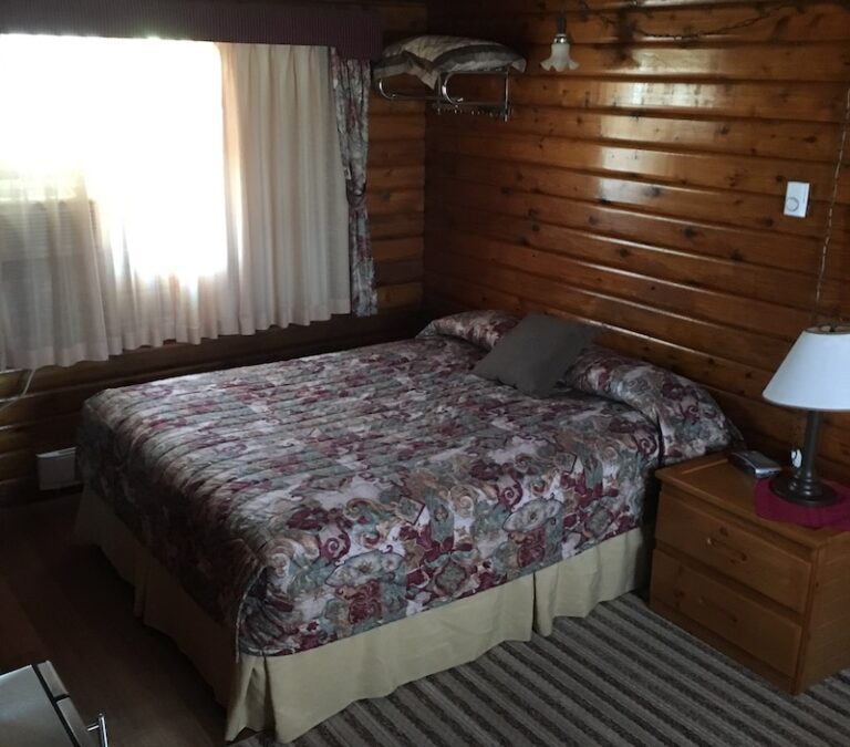 Queen Bed Cabin Style (Room #23)